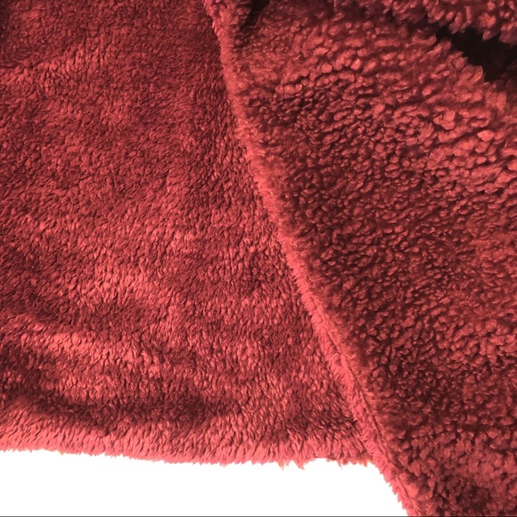 En Creme Red Fluffy Sleeveless Reversible Handkerchief Front Vest Shawl - Picture 7 of 8